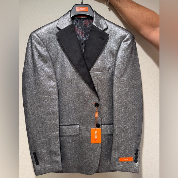 TALLIA Silver Metallic Patterned Blazer with Black Notch Lapel